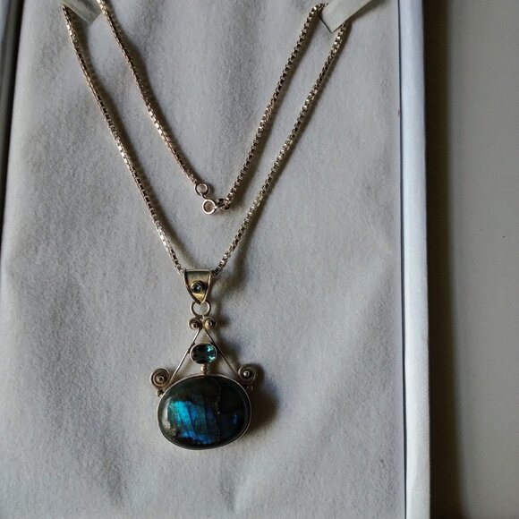 2" GREEN RAINBOW MOONSTONE CABOCHON W/BLUE TOPAZ W/.5" BALE AND 16" 925 CHAIN - Picture 1 of 1